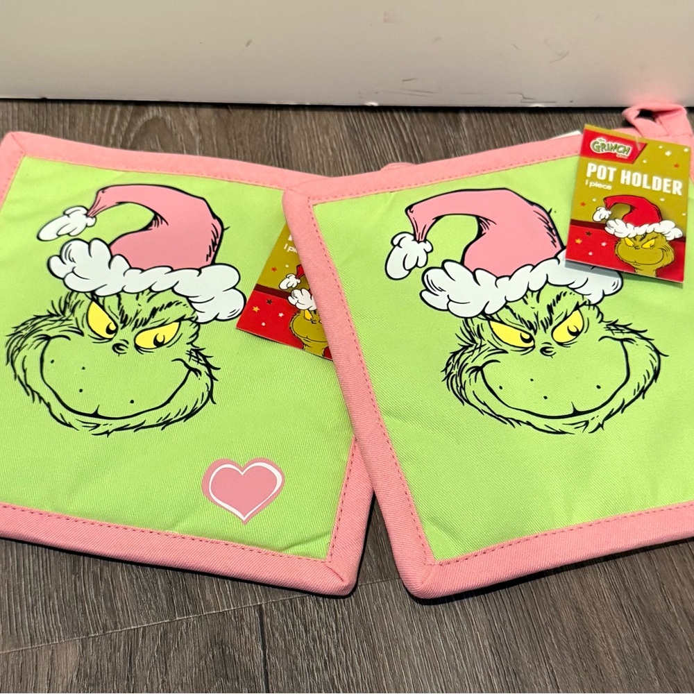Absolutely Adorable Pink & Green Grinch Pot Holders- Set of 2- NWT - Picture 1 of 3